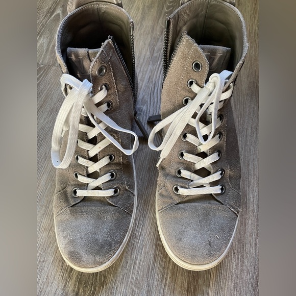 Louis Vuitton Shoes - Picture 1 of 8